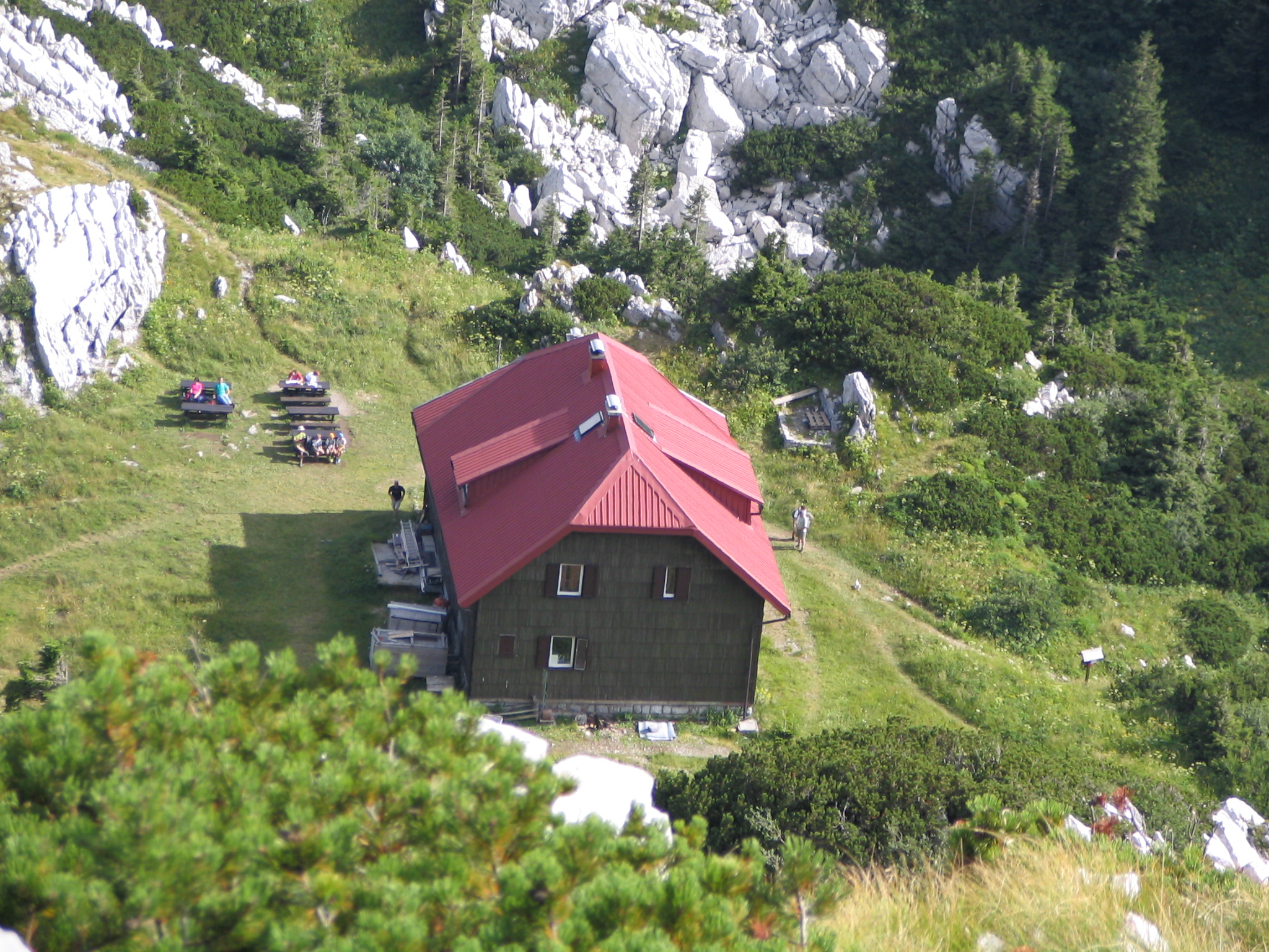 Pogled na planinarski dom s vrha Risnjaka