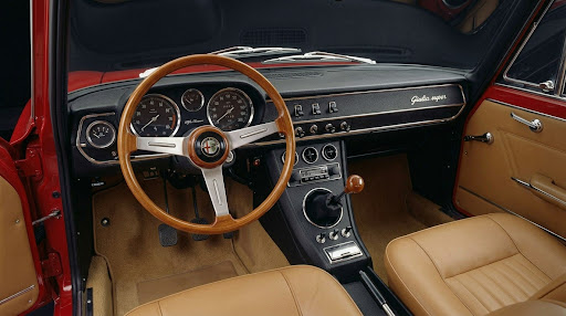 alfa romeo giulia unutrasnjost